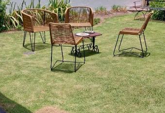 Los Aceres allows 18 year olds to book a room