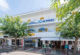 Hostal San Francisco allows 18 year olds to book a room