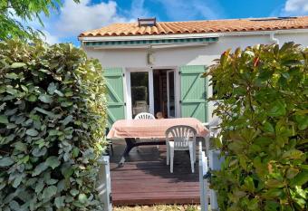 Maisonnette    deux pas de la plage dans r  sidence calme has Balcony rooms