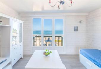 Studio Centre belle vue mer has Balcony rooms