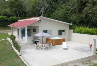 Casa de Campo caracoli villeta has Balcony rooms