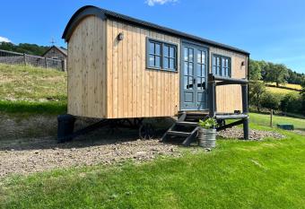 Oakies Farm Stays has rooms with a private hot tub