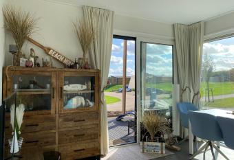 Seaside Beach House Chalet - Seeparx S  sel allows 18 year olds to book a room