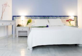 Hotel Plaza Cavana has rooms with a private hot tub