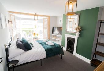 Stunning 3 bed Home, 5 mins from Margate Beach allows 18 year olds to book a room