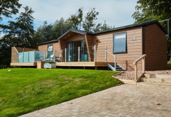 Letham Feus Lodge and Caravan Park has rooms with a private hot tub