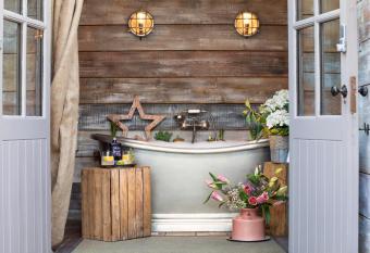 The Old Parlour at Cheshire Boutique Barns has rooms with a private hot tub