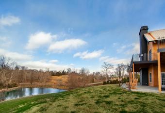 Laid Back Lodge Spacious Retreat in Lenoir City has Balcony rooms