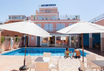 Globales Acuario allows 18 year olds to book a room