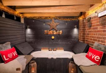 The Nest Barnlette has rooms with a private hot tub