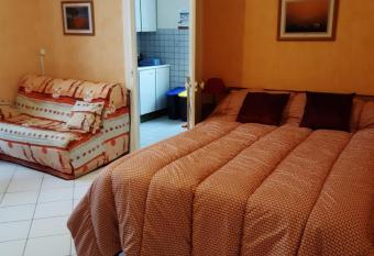 La Louvi  re allows 18 year olds to book a room