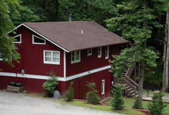 A-Frame Chalet on the Creek has rooms with a private hot tub