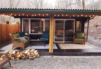 Creekside Cabin Bungalow in Bryson City has Balcony rooms