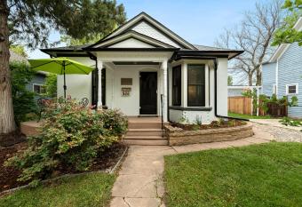 522 W Magnolia St has Balcony rooms