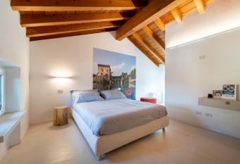 Una Rosa sul Mincio allows 18 year olds to book a room