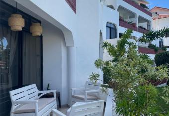 Hojas Tropicales allows 18 year olds to book a room