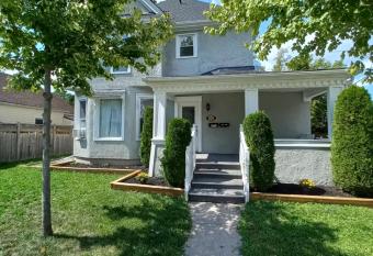 Niagara Falls Dream Family Retreat allows 18 year olds to book a room