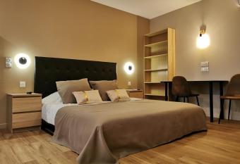 Appart Hotel Spa Perpignan has rooms with a private hot tub
