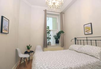 Seagulls Nest- stylish 1 bed seafront apartment allows 18 year olds to book a room