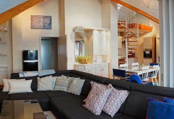 Gro  e, helle Wohnung f  r bis zu 6 Personen has Balcony rooms