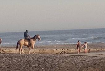 REALLY BEACH FRONT, 1 BEDR HOUSE, INTERNET, DOWNT. has Balcony rooms