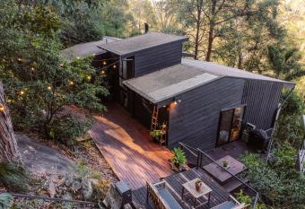 Tranquil Treehouse Retreat has Balcony rooms