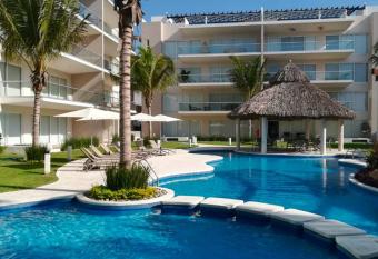 Lindo departamento con club de playa privado has rooms with a private hot tub