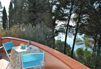 La Sirenetta sea view apartment has Balcony rooms