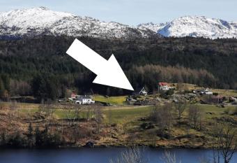 Topfloor Apartment Separate Entranc Nice view Stord has rooms with a private hot tub