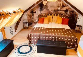 Maison familiale-Terrasse-Jacuzzi-Fibre-   2 mn d Honfleur by Sweet Home Company has rooms with a private hot tub