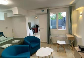 Studio Saint Gilles Les Bains allows 18 year olds to book a room