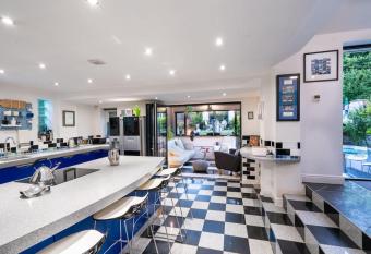 Grand & Unique 6BR Property has Balcony rooms