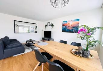 New building with balcony closecentrefreeparkingsmarttv has Balcony rooms