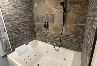 La suite Baln  o has rooms with a private hot tub