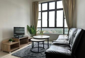 2Bedroom 6Pax 5Mins to MidValley 10mins to CIQ has rooms with a private hot tub