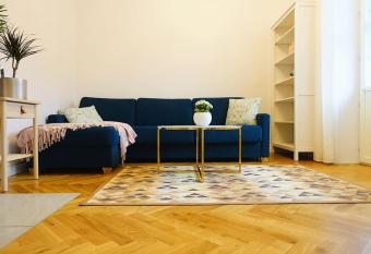 Beautiful 2 room apartment in the city centre has Balcony rooms