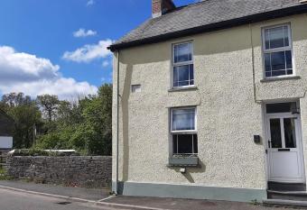 Selah Teifi, Riverside house. has Balcony rooms
