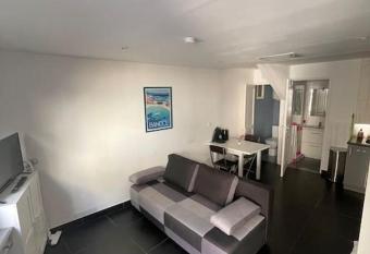 Studio Hypercentre 50m  tres port Bandol allows 18 year olds to book a room