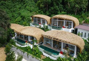 Three  Monkeys  Villas has rooms with a private hot tub