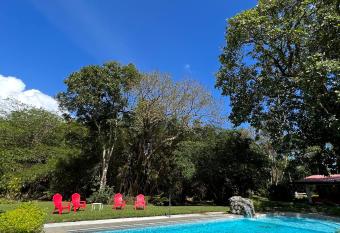 La Casa de los Patos allows 18 year olds to book a room