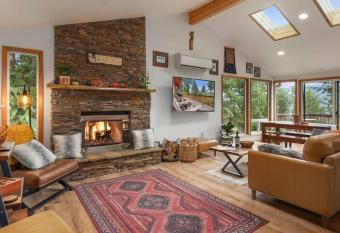 Lookout Mountain Lodge, a scenic treetop retreat has Balcony rooms