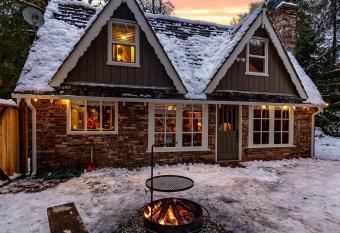 Stilly River Haus - Hot-tub-Firepit-Fireplace allows 18 year olds to book a room
