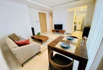 La casa allows 18 year olds to book a room