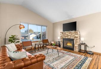 Spacious home, gameroom, 9mi GEG, 5mi downtown, 5mi to hospitals, close to all universities has Balcony rooms