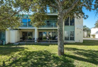The Birds and The Beach has Balcony rooms