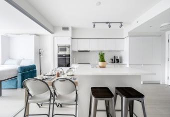 Cozy 2BD Apt in Vancover Free Parking has Balcony rooms