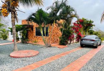 Hermosa villa cerca al mar en playas, has rooms with a private hot tub