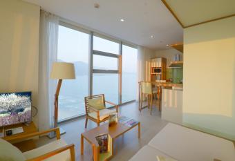 Noon Apartment Da Nang Beach has rooms with a private hot tub