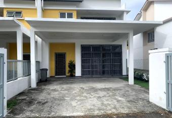 Hud-Hud Homestay 2 Gelang Patah has Balcony rooms