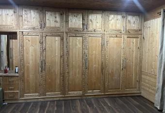 Shejaar has rooms with a private hot tub